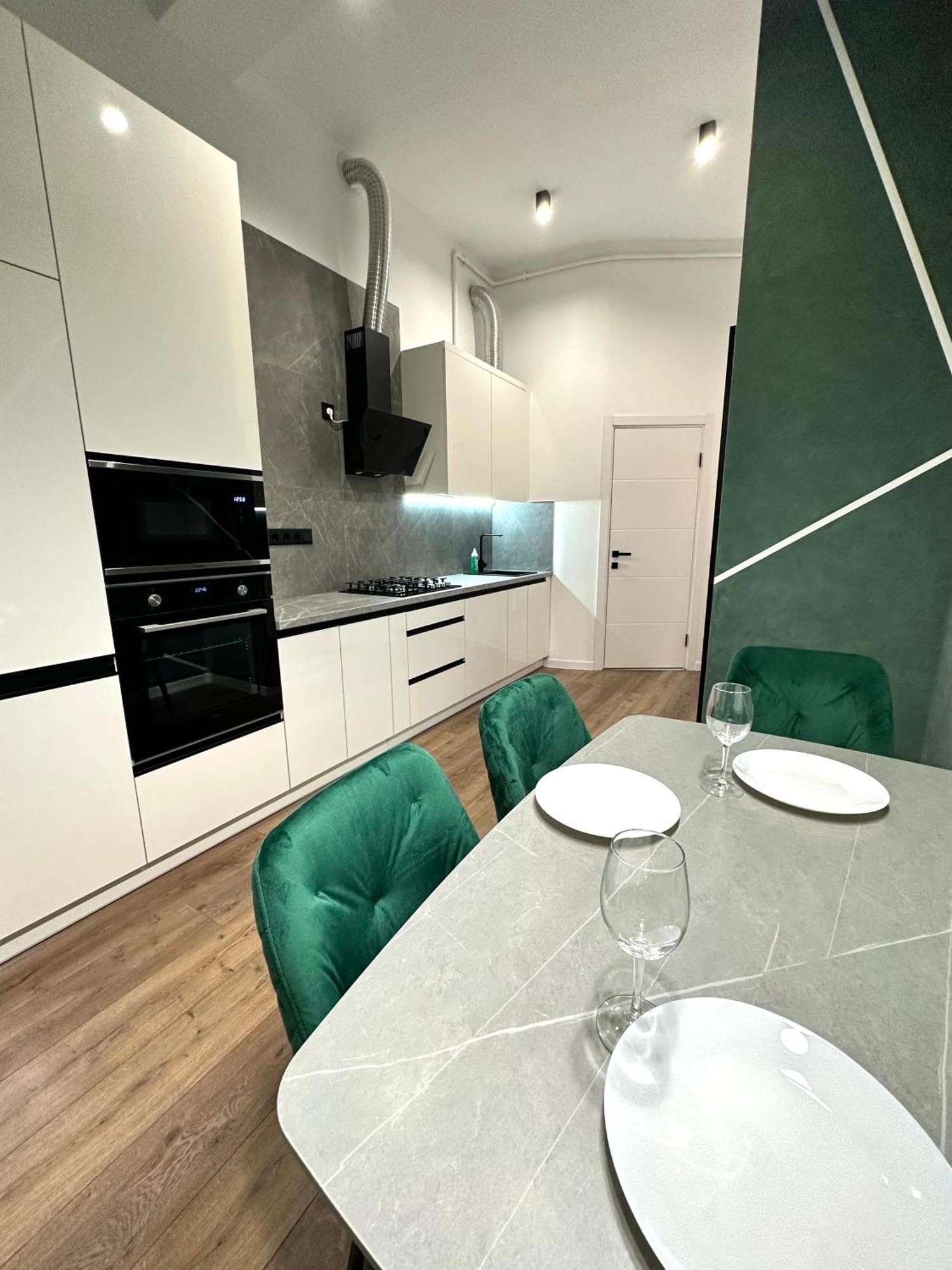 Romantic Apartments - In The Center Of Lviv , King-Size Bed Extérieur photo