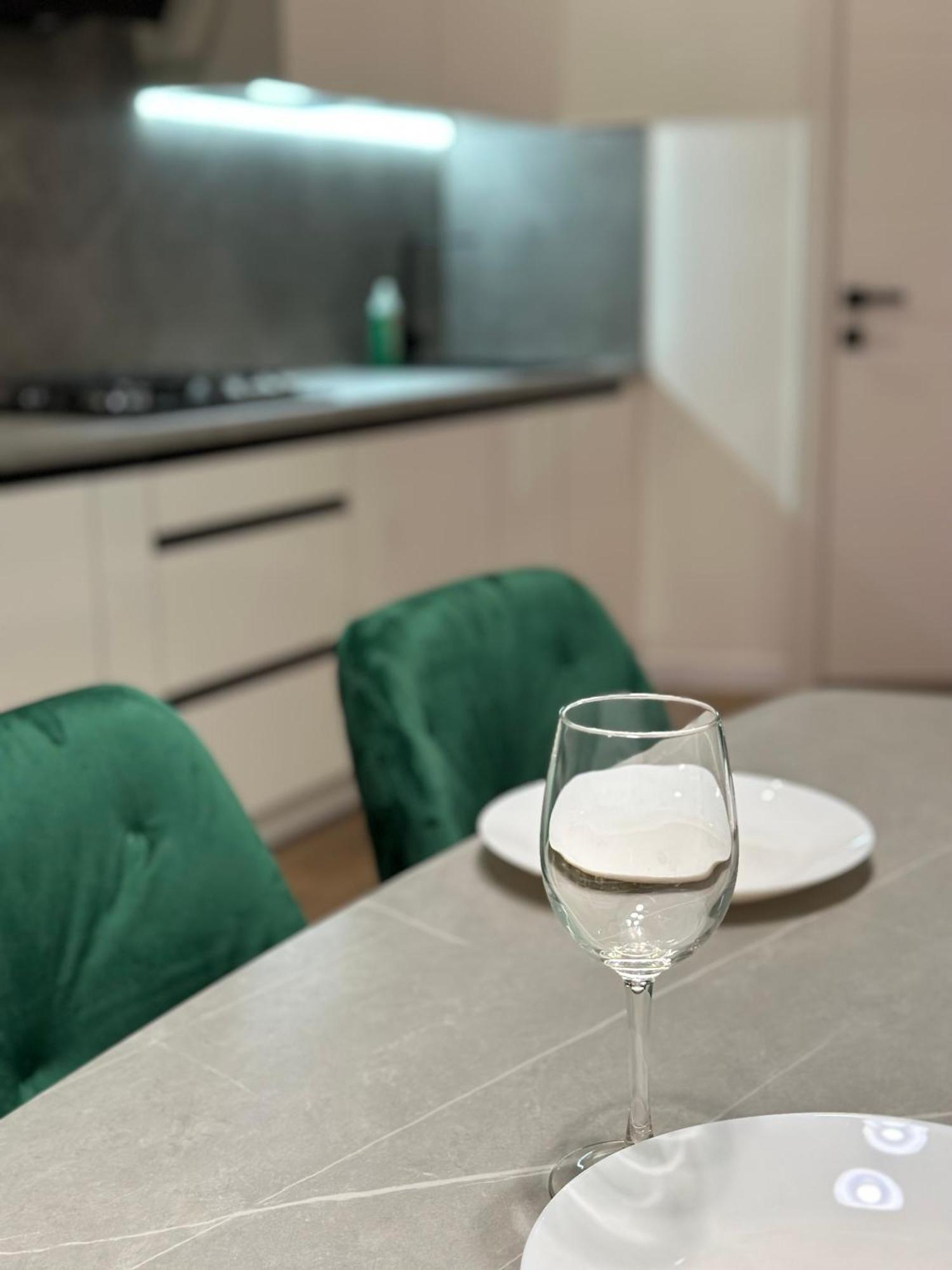 Romantic Apartments - In The Center Of Lviv , King-Size Bed Extérieur photo